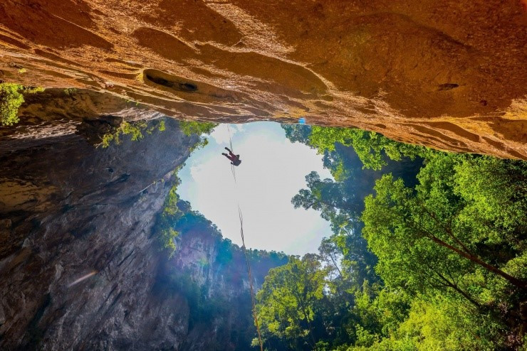 'Hố sụt tử thần' sâu nhất Việt Nam được hình thành từ hàng triệu năm trước, khung cảnh bên trong gây choáng ngợp - ảnh 3