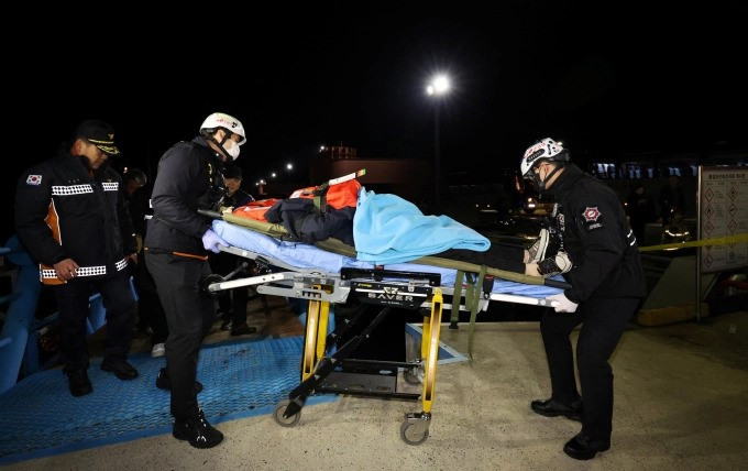 Phà chở 267 người bị mắc cạn, cảnh sát lập tức vào cuộc, 2 thủy thủ bị bắt khẩn cấp - ảnh 1