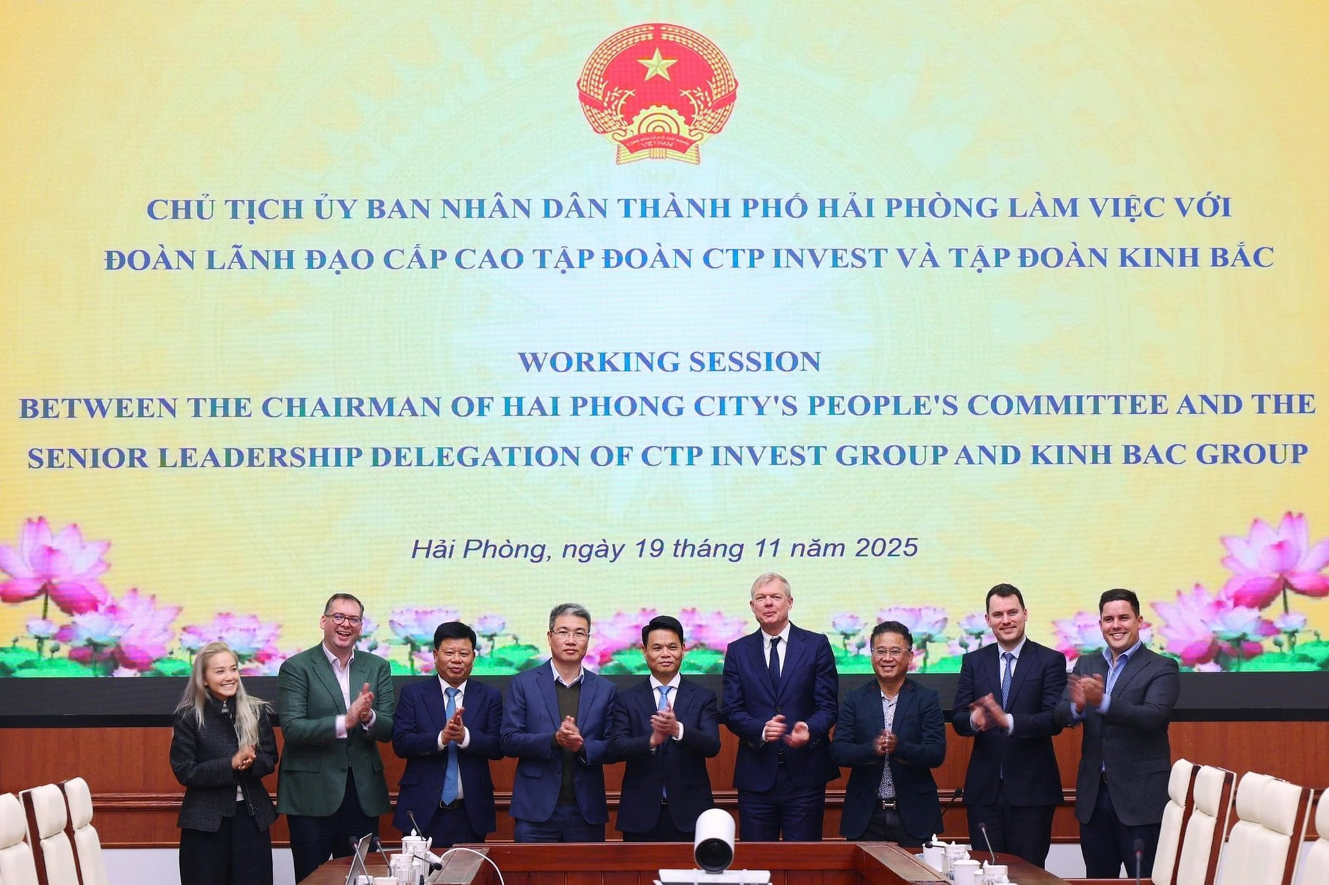 Ông Lê Ngọc Châu, Chủ tịch UBND TP. Hải Phòng cùng lãnh đạo các doanh nghiệp (Ảnh Báo Đầu tư)