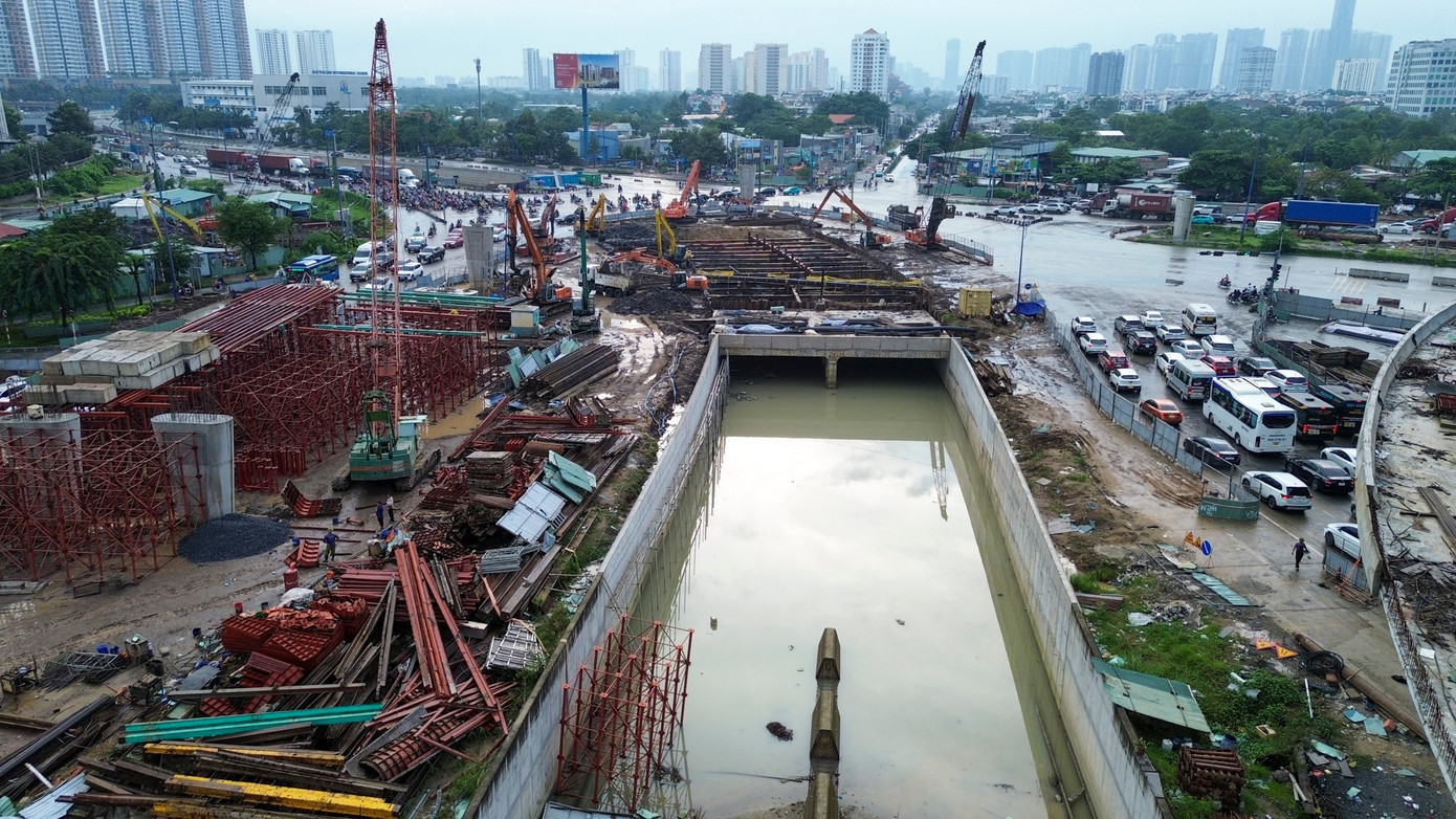 Tại khu vực kết nối với đường Đồng Văn Cống, trụ cầu các nhánh N3 và N4 đang được hoàn thiện theo từng đoạn. 1-8.jpg