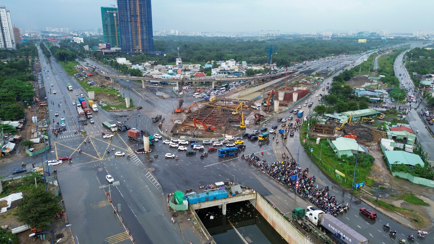 Dọc trục Mai Chí Thọ, mặt bằng thi công hầm chui HC1-02 thuộc gói XL6 được mở rộng, phần thô đã cơ bản hoàn thành. Các khoang hầm lộ rõ kết cấu, các mũi thi công đang bước vào giai đoạn hoàn thiện. 1-5.jpg