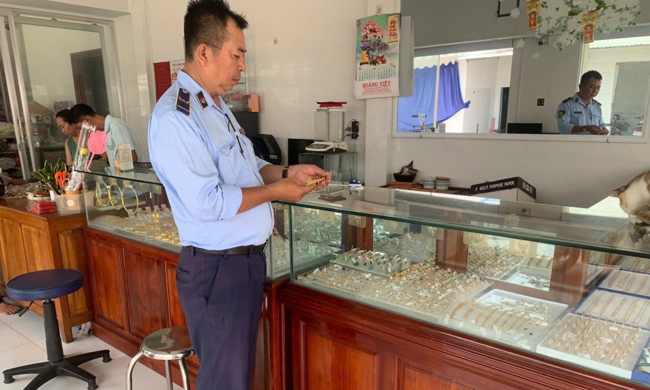 Lực lượng quản lý thị trường Vĩnh Long kiểm tra cơ sở kinh doanh vàng. vl2.png