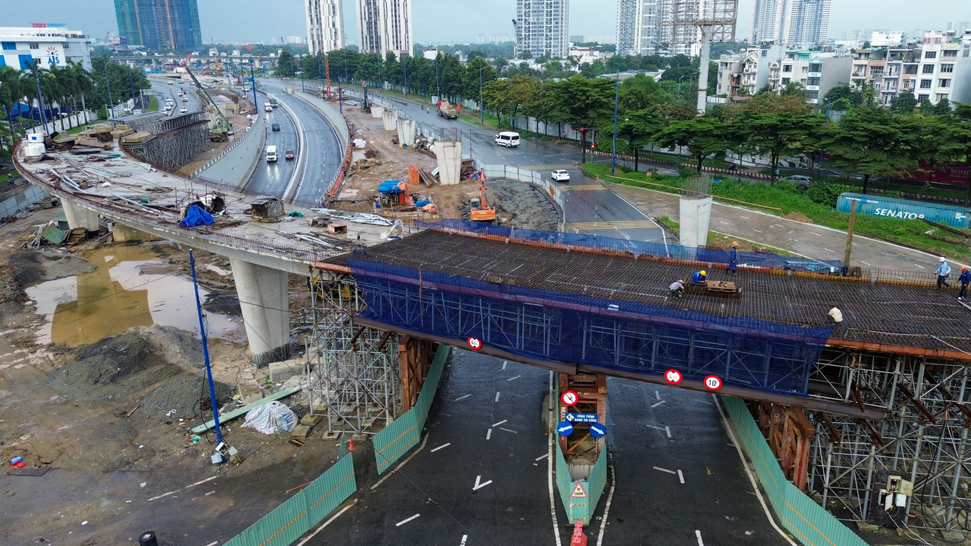 Dự án nút giao An Phú được kỳ vọng sẽ giải quyết tình trạng ùn tắc giao thông tại cửa ngõ phía Đông thành phố. Tuy nhiên, với tiến độ hiện nay, nguy cơ tiếp tục trễ hẹn là hiện hữu nếu không có biện pháp chấn chỉnh mạnh mẽ và quyết liệt trong tổ chức thi công. 1-2.jpg