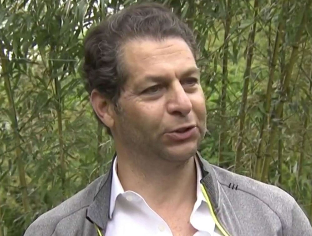 Phát hiện hàng chục nhẫn vàng, trang sức kim cương và 430 triệu tiền mặt trong vườn nhà một người đàn ông - ảnh 3