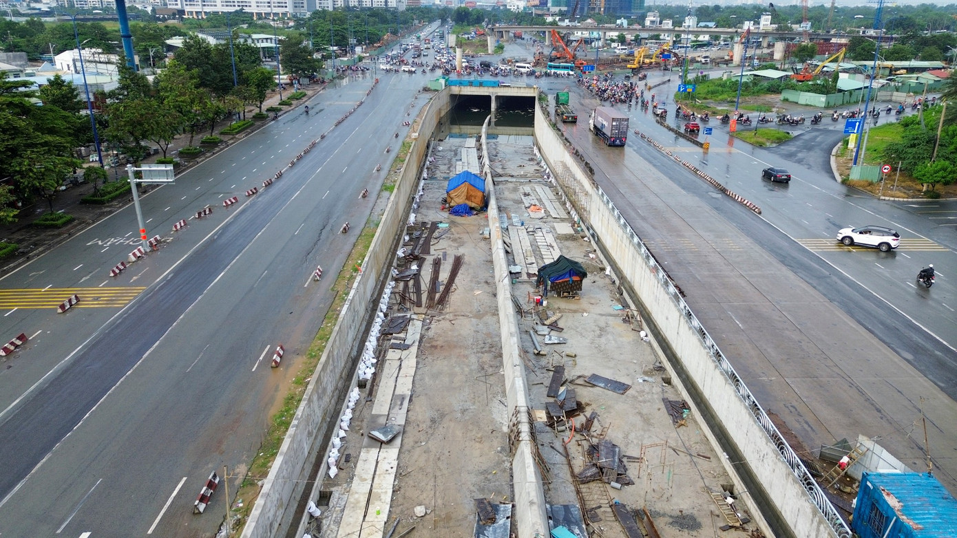 Hầm chui HC1-02 (gói XL6) trên trục đường Mai Chí Thọ đã cơ bản hoàn thiện phần thô, các khoang hầm lộ rõ kết cấu trên toàn tuyến. 1-4.jpg