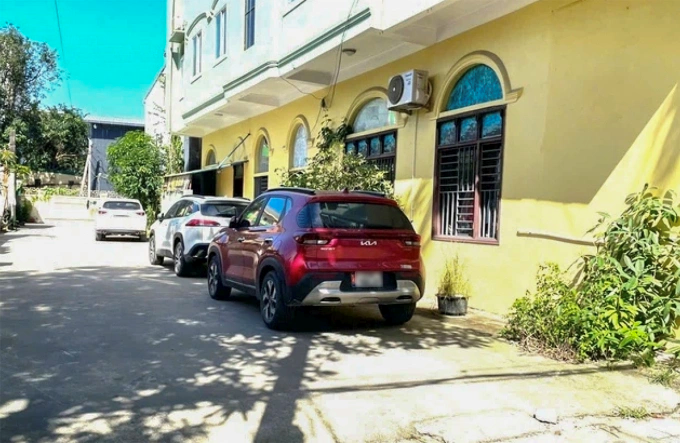 Công an truy tìm người xịt sơn lên 3 ô tô - ảnh 2