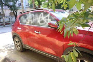 Công an truy tìm người xịt sơn lên 3 ô tô