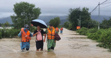 Khánh Hòa ngập sâu, 3.000 người được cứu; Đắk Lắk huy động hàng ngàn công an hỗ trợ dân trong lũ lịch sử