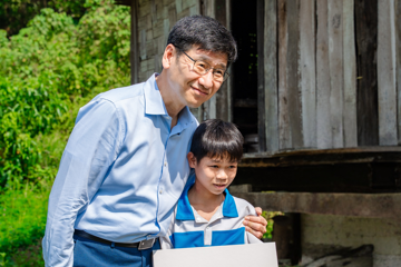 Món quà đặc biệt từ Tổng Giám đốc Samsung Việt Nam dành cho cậu bé mồ côi ở Thái Nguyên