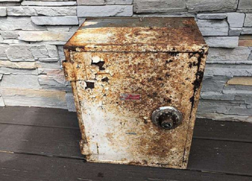 Phát hiện hàng chục nhẫn vàng, trang sức kim cương và 430 triệu tiền mặt trong vườn nhà một người đàn ông