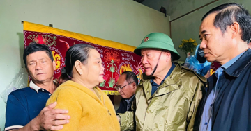 Phó Thủ tướng vào tâm lũ Đắk Lắk, yêu cầu triển khai ngay cứu trợ khẩn cấp