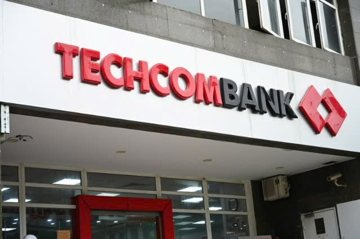 Techcombank (TCB) nâng lãi suất lên kịch trần, kênh online vượt tại quầy