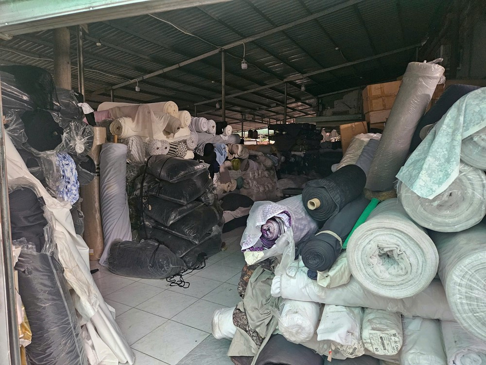 Phát hiện kho hàng hơn 5.400 cuộn vải không nguồn gốc, nhãn mác - ảnh 3