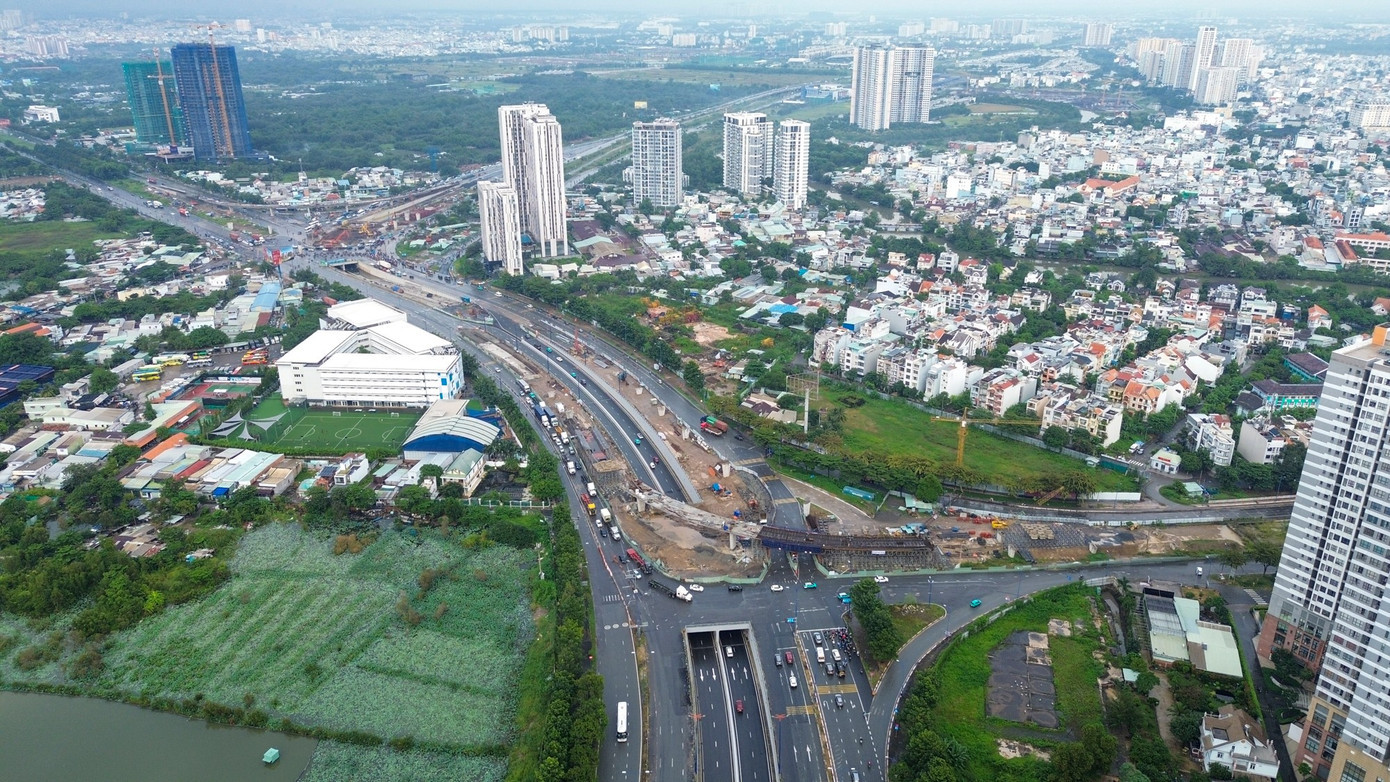 Nút giao thông An Phú là dự án quy mô lớn, có tổng mức đầu tư khoảng 3.400 tỉ đồng, khởi công từ năm 2022. Dự án gồm hệ thống cầu vượt, hầm chui và các nhánh rẽ, kết nối trực tiếp cao tốc TP.HCM - Long Thành - Dầu Giây với trục đường Mai Chí Thọ và Đồng Văn Cống, kỳ vọng giảm ùn tắc cho cửa ngõ phía Đông trong giai đoạn 2025-2026. 1-1.jpg