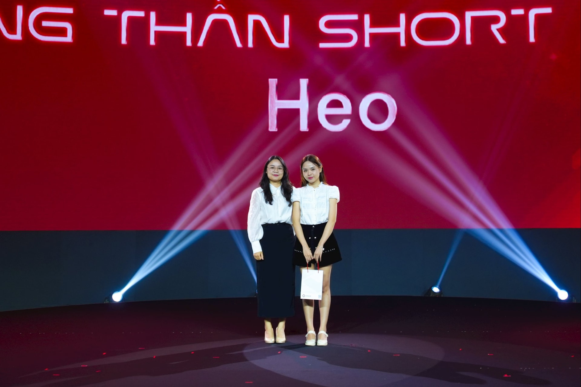 Bà Nguyễn Ngọc Linh, Tổng Giám đốc DNSE (trái) trao giải nhất Esport phái sinh cho nhà đầu tư