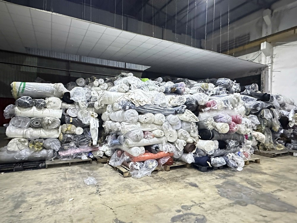 Phát hiện kho hàng hơn 5.400 cuộn vải không nguồn gốc, nhãn mác - ảnh 2