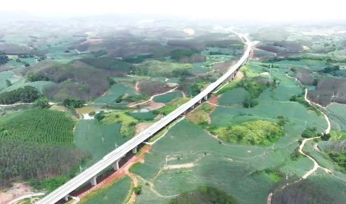 Sắp thông xe tuyến đường sắt cao tốc kết nối trực tiếp với Trung Quốc- Ảnh 1. Sắp thông xe tuyến đường sắt cao tốc kết nối trực tiếp với Trung Quốc- Ảnh 1.