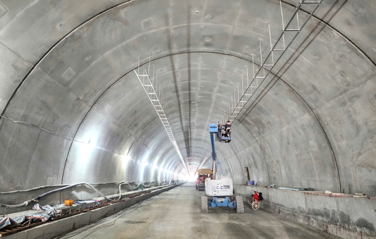 Sắp thông tuyến hầm xuyên núi kết nối 2 tỉnh hẹp ngang của Việt Nam- Ảnh 1.