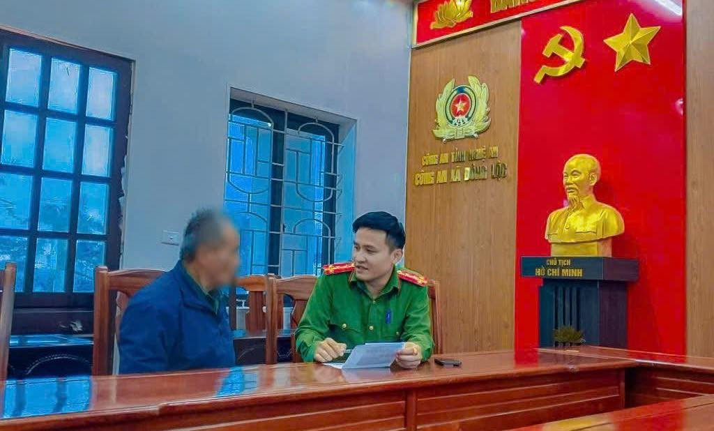 Công an xã Đông Lộc kịp thời ngăn chặn việc ông Q. bị lừa đảo qua mạng 300 triệu đồng. tien1.jpg
