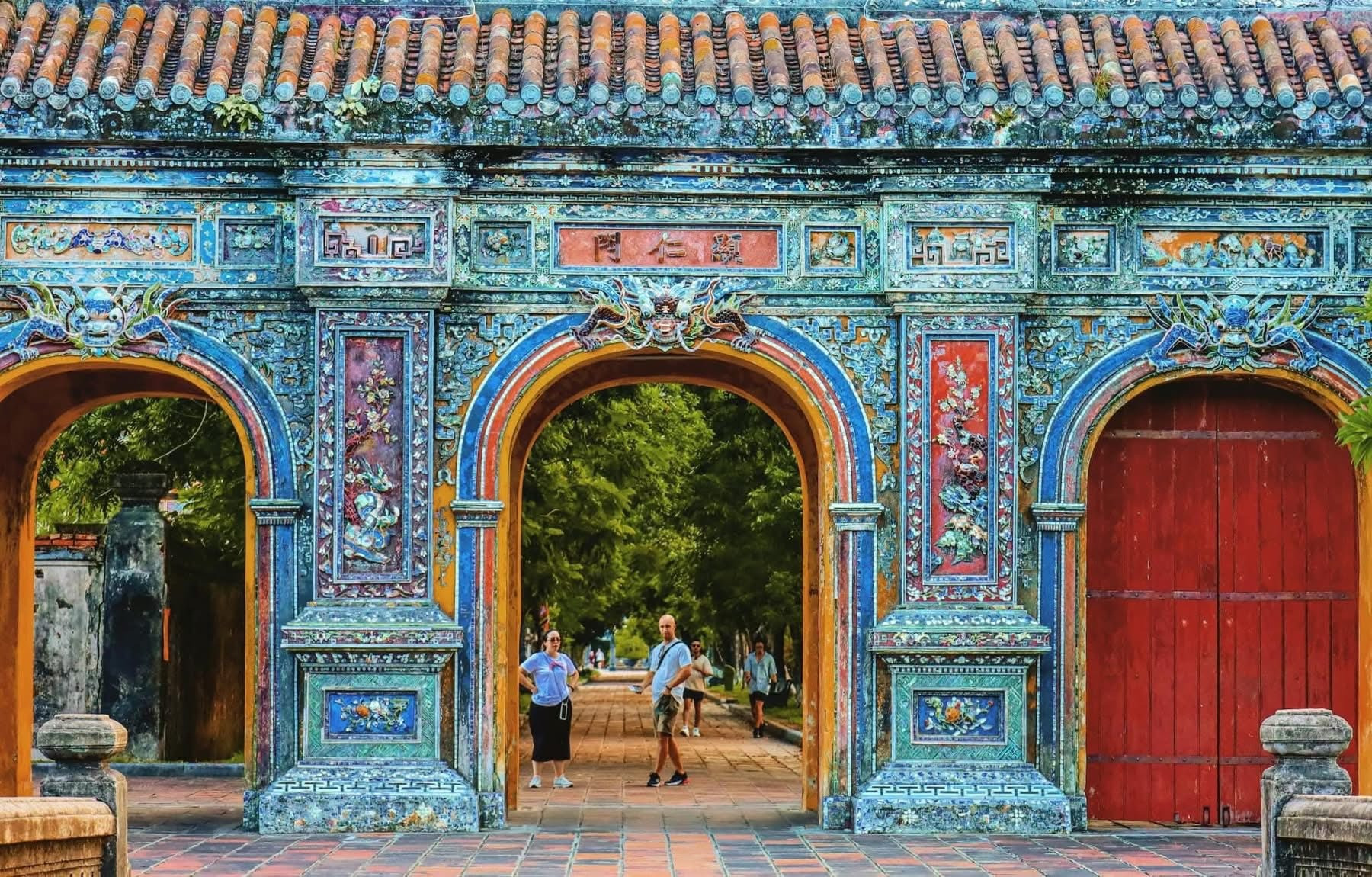 Cửa ra vào đẹp bậc nhất trong quần thể di sản cung đình Việt Nam: Tuyệt tác khảm sành sứ hơn 200 năm tuổi- Ảnh 2.