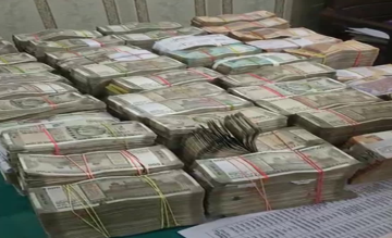 Chặn xe khả nghi, cảnh sát tịch thu gần 5,2 tỷ đồng tiền mặt