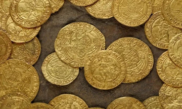 Đang dọn cỏ trong vườn, vợ chồng ông D. đào được kho báu chứa đầy tiền vàng, trị giá hơn 16 tỷ