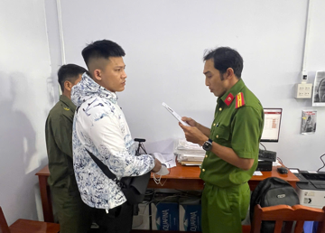 Khống chế, bắt khẩn cấp đối tượng truy nã ngay tại trụ sở UBND xã