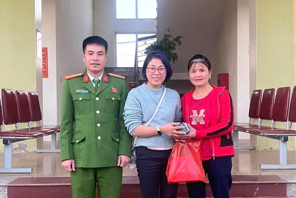 Dưới sự chứng kiến của công an, chị Tình đã rút và trả lại 400 triệu đồng chuyển nhầm cho chị Nga. tien.jpg