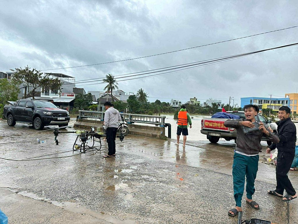 Chân dung chàng trai SN 2006 đi hàng trăm cây số, mang drone từ Nghệ An vào Phú Yên cứu trợ - ảnh 2