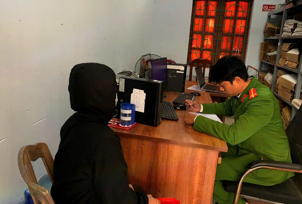 Vừa nghe cuộc gọi video qua Zalo, chị T. vội lên công an xã trình báo khẩn cấp - ảnh 1