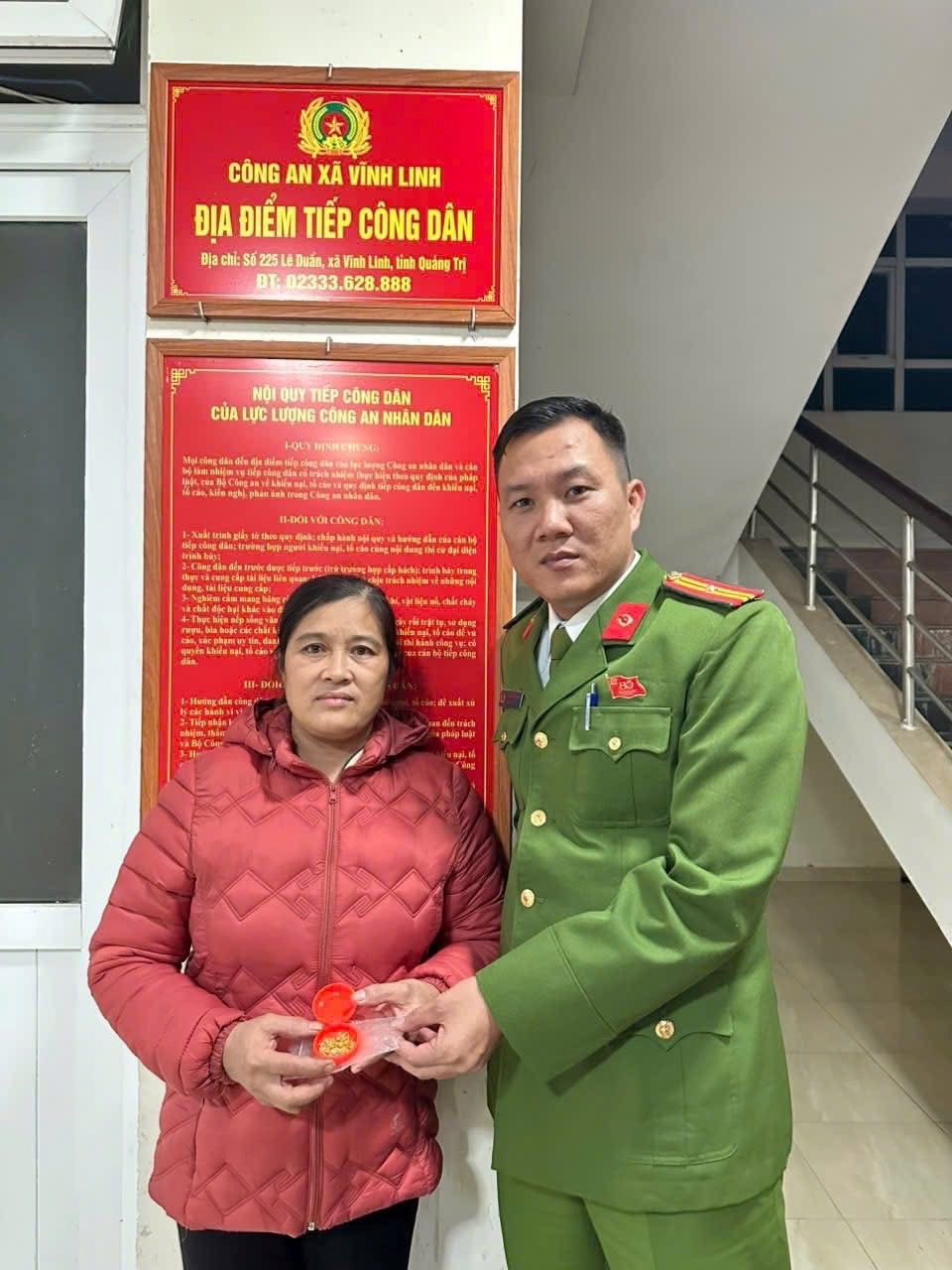 Phát hiện 2 nhẫn vàng, 1 dây chuyền vàng trong túi áo cũ gửi tặng đồng bào vùng lũ, người phụ nữ vội trình báo công an - ảnh 1