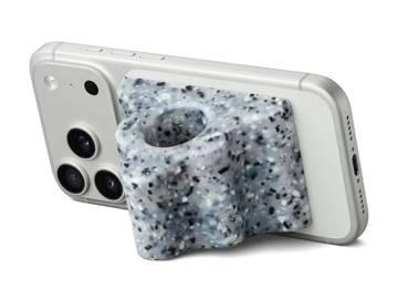 Apple bán 'cục nhựa gắn cái nam châm' 70 USD, cư dân mạng chốt một câu: 'Apple kiếm tiền dễ thật!'