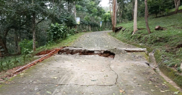 Đồi Yang Reh xuất hiện loạt vết nứt dài, đất trượt thêm 1m sát Quốc lộ 27