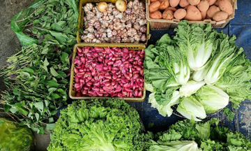 Giá rau xanh tiếp tục lên đồng, tiểu thương Hà Nội tố thực trạng trục lợi đang diễn ra