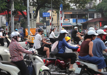 Hà Nội ‘chi tiền’ hỗ trợ người dân đổi sang xe máy điện: Tối đa 5 triệu/người, hộ nghèo được hỗ trợ đến 100% giá trị xe