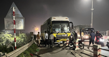 Hà Nội: Xe khách tông xe máy bốc cháy, 2 người tử vong