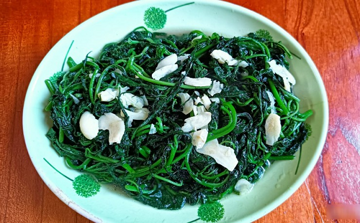 Loại rau từng bị xem cỏ dại, trước chỉ hái cho lợn ăn nay bán 70.000 đồng/kg, thành đặc sản được săn đón
