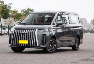 Mẫu MPV 7 chỗ là ‘tiểu Kia Carnival’ giá hơn 600 triệu: Ghế chỉnh điện, trang bị bàn gấp, âm thanh xập xình, có cả bản xăng và điện tuỳ chọn