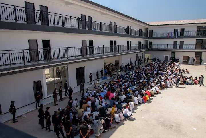 Phá hủy hơn 180 tòa nhà, bắt giữ hơn 1.000 người, tịch thu 2.653 máy tính và 21.750 điện thoại - ảnh 2