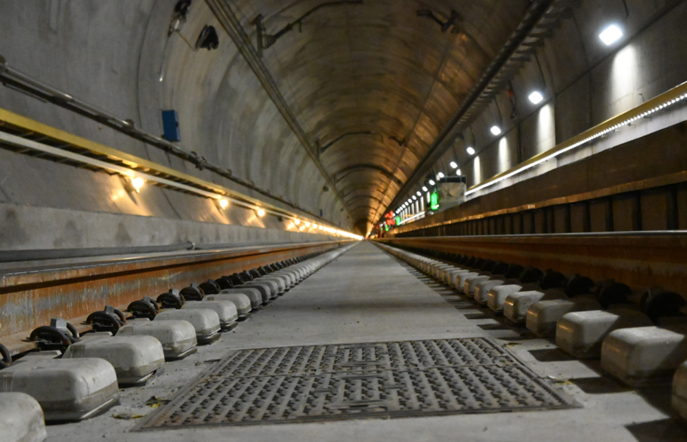 Chưa từng có trong lịch sử: Hầm đường sắt cao tốc đầu tiên trên thế giới do AI ‘chỉ đạo’ thi công, đón đoàn tàu vận tốc 350 km/h xuyên dãy núi hiểm trở - ảnh 1