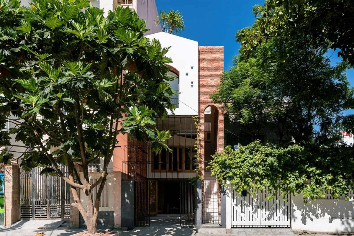 Khám phá không gian nhiệt đới đương đại trong ngôi nhà 115m2 giữa lòng Đà Nẵng- Ảnh 1. Khám phá không gian nhiệt đới đương đại trong ngôi nhà 115m2 giữa lòng Đà Nẵng- Ảnh 1.