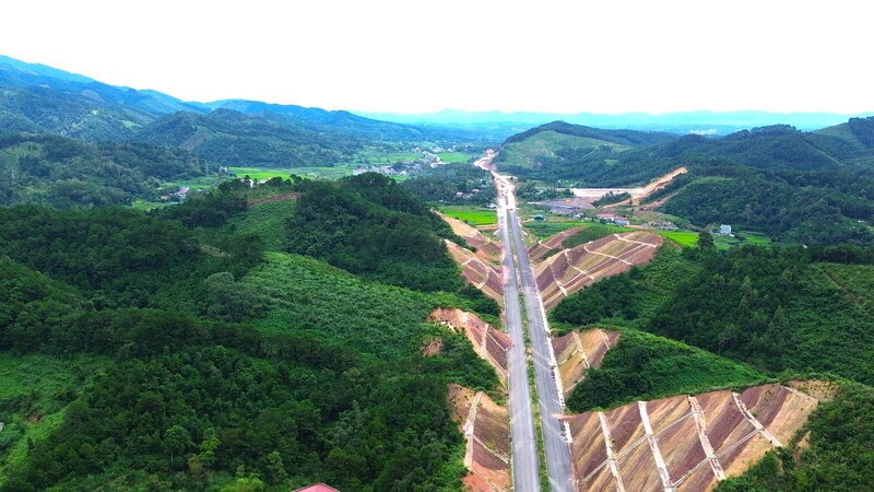 Sắp hoàn thiện lên đời tuyến quốc lộ quan trọng kết nối 2 tỉnh giáp Trung Quốc- Ảnh 1.