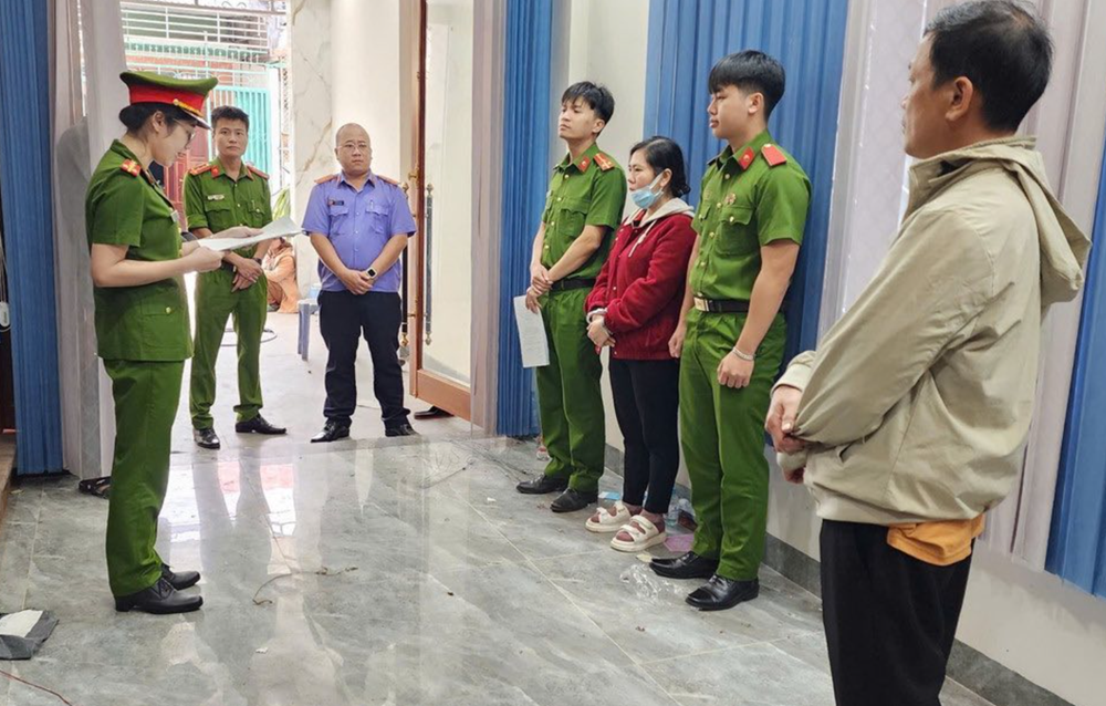 Khám xét nơi ở, bắt nữ 'đại gia' bất động sản sinh năm 1985 - ảnh 1