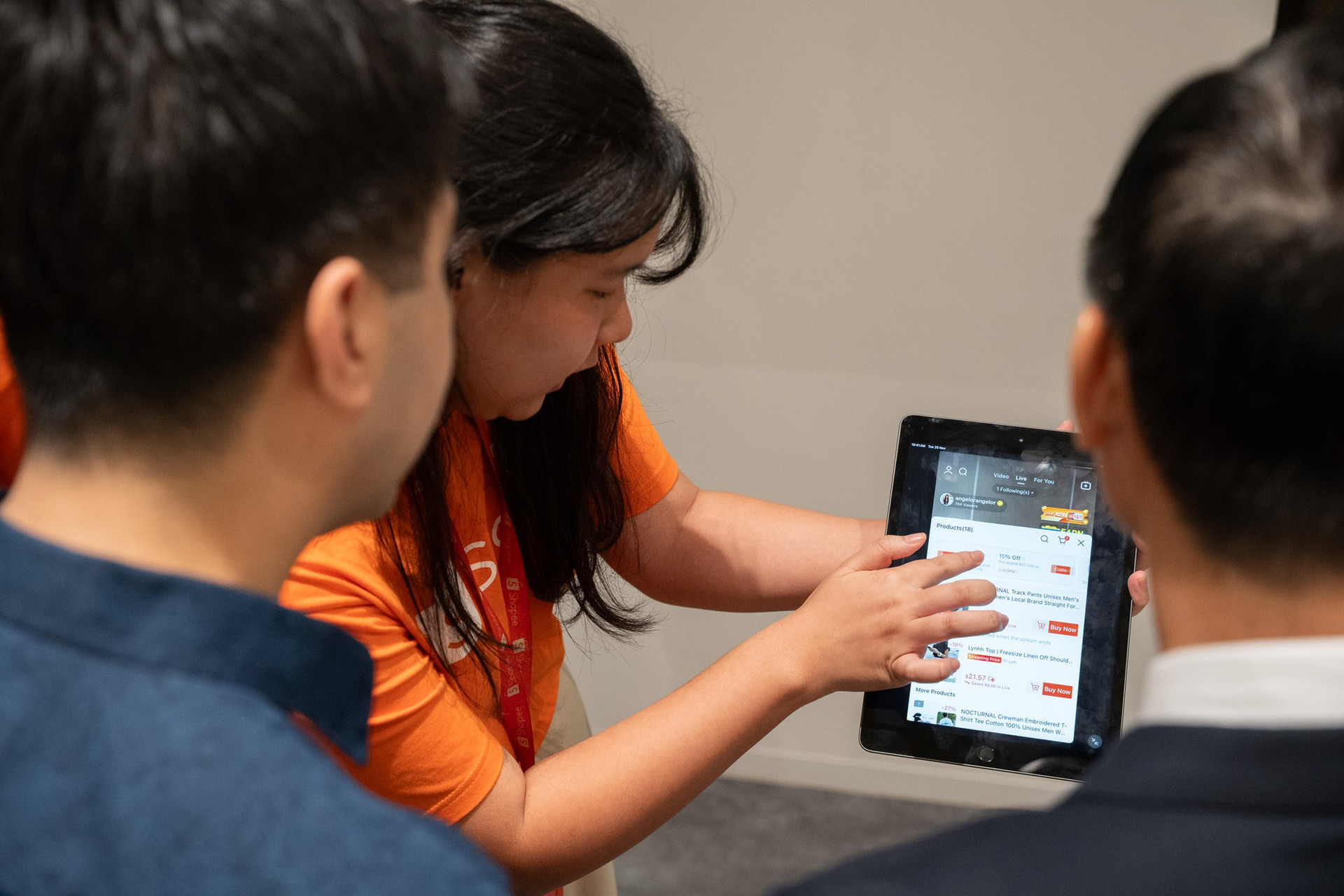 Bộ Công Thương và Shopee hợp tác thúc đẩy xuất khẩu trực tuyến bán lẻ hàng Việt sang thị trường ASEAN- Ảnh 3. Bộ Công Thương và Shopee hợp tác thúc đẩy xuất khẩu trực tuyến bán lẻ hàng Việt sang thị trường ASEAN- Ảnh 3.