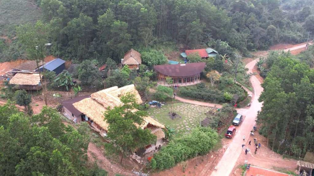 Ngôi làng du lịch cách Hà Nội chưa tới 200km: Lọt thỏm giữa núi rừng, đường bê tông xuyên thung lũng, ruộng bậc thang xanh mướt - ảnh 2