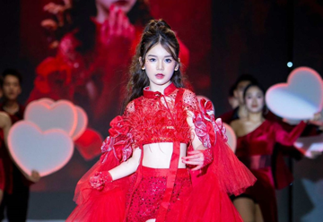 Cô bé 13 tuổi giành 15 Huy chương Vàng, đa tài từ hát, nhảy đến MC, người mẫu