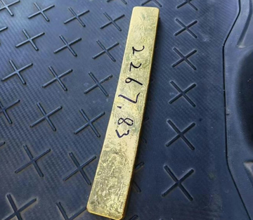 Đang đi giao hàng, nam shipper 17 tuổi nhặt được thỏi vàng nặng 2,2kg, trị giá hơn 7 tỷ đồng