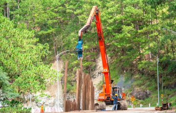 Hàng trăm điểm sạt lở chia cắt giao thông, Lâm Đồng gấp rút triển khai khắc phục