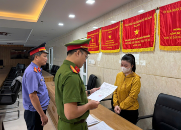 Khám xét, khởi tố ‘tiểu thương’ Phan Vũ Ngọc Trâm, tịch thu hơn 15.000 bao thuốc lá