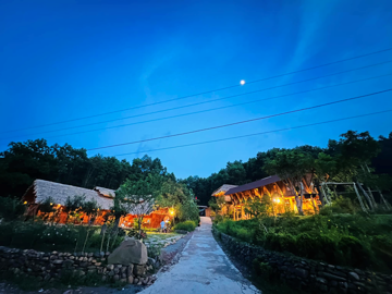 Ngôi làng du lịch cách Hà Nội chưa tới 200km: Lọt thỏm giữa núi rừng, đường bê tông xuyên thung lũng, ruộng bậc thang xanh mướt